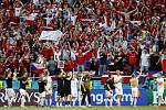 Čeští fanoušci se s reprezentačním týmem radují z vítězství.