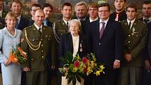 Ministr obrany Alexandr Vondra (čtvrtý zprava) přijal osmnáct úspěšných olympioniků Armádního sportovního centra Dukla. Oštěpařce Daně Zátopkové (uprostřed) pogratuloval k devadesátým narozeninám.