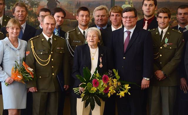 Ministr obrany Alexandr Vondra (čtvrtý zprava) přijal osmnáct úspěšných olympioniků Armádního sportovního centra Dukla. Oštěpařce Daně Zátopkové (uprostřed) pogratuloval k devadesátým narozeninám.