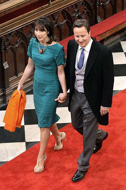 Britský premiér David Cameron přichází na svatbu.