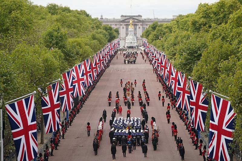 Smuteční průvod s pozůstatky královny Alžběty II. se blíží k památníku královny Viktorie před Buckinghamským palácem