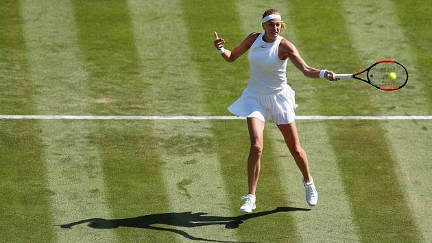 Petra Kvitová v akci na Wimbledonu.