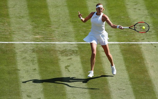 Petra Kvitová v akci na Wimbledonu.
