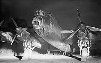 Čtyřmotorový bombardér RAF Avro Lancaster před startem na noční akci.