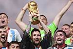 Lionel Messi drží nad hlavou vysněnou trofej pro vítěze mistrovství světa