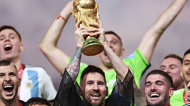 Lionel Messi drží nad hlavou vysněnou trofej pro vítěze mistrovství světa
