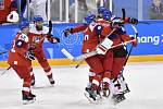 Čeští hokejisté se radují z gólu proti USA ve čtvrtfinále olympijského turnaje.