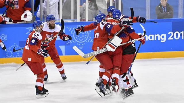 Čeští hokejisté se radují z gólu proti USA ve čtvrtfinále olympijského turnaje.