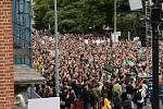 Papežovu návštěvu Irska provázely masové protesty