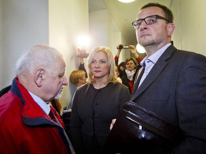 Jana Nečasová (Nagyová) s manželem Petrem Nečasem příchází 20. listopadu k soudu pro Prahu 1, který začal projednávat její kauza údajného zneužití vojenského zpravodajství.