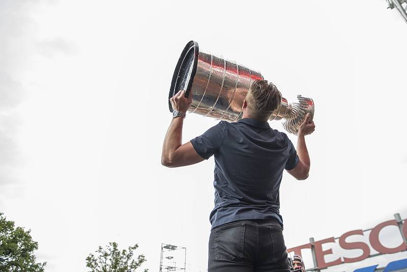 Jakub Vrána přivezl do Prahy slavný Stanley Cup.