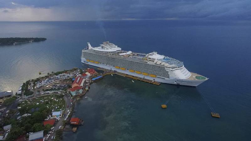 1. Symphony of the Seas - délka 361 metrů, hrubá tonáž 228 021 GT