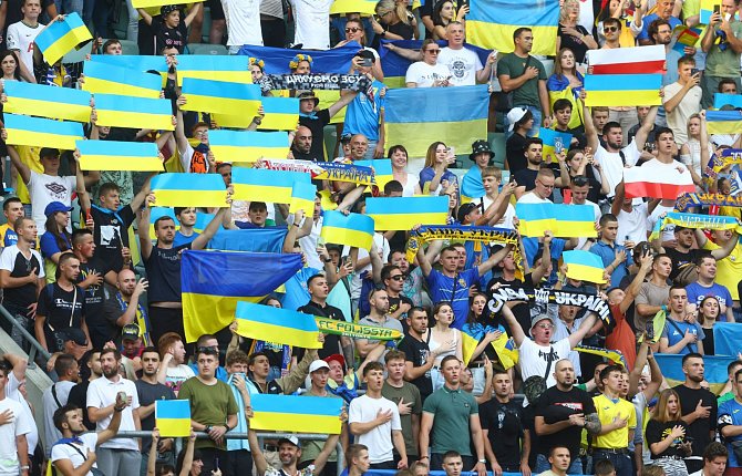 Ukrajinští fanoušci na zápase národního týmu ve Vratislavi.