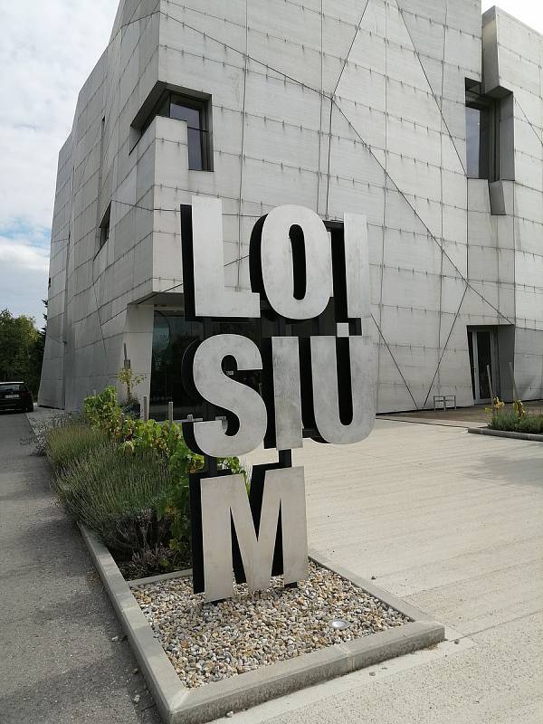 Loisium, Svět vína v Langenlois. Hlavní budova upoutá tvarem nakloněné kostky.