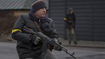 Člen ukrajinské civilní obrany na stráži v Gorence na okraji Kyjeva