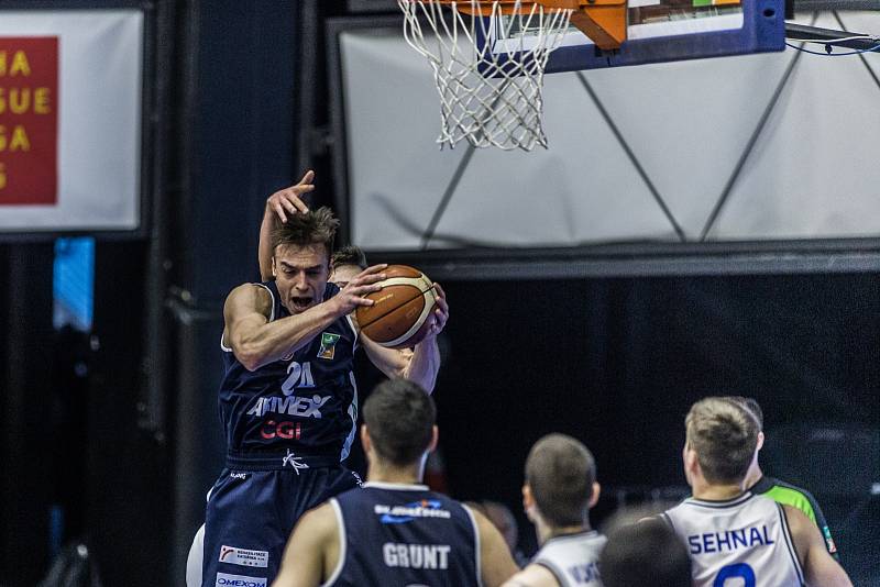 Momentka z utkání basketbalové Kooperativa NBL mezi USK Praha a Děčínem.