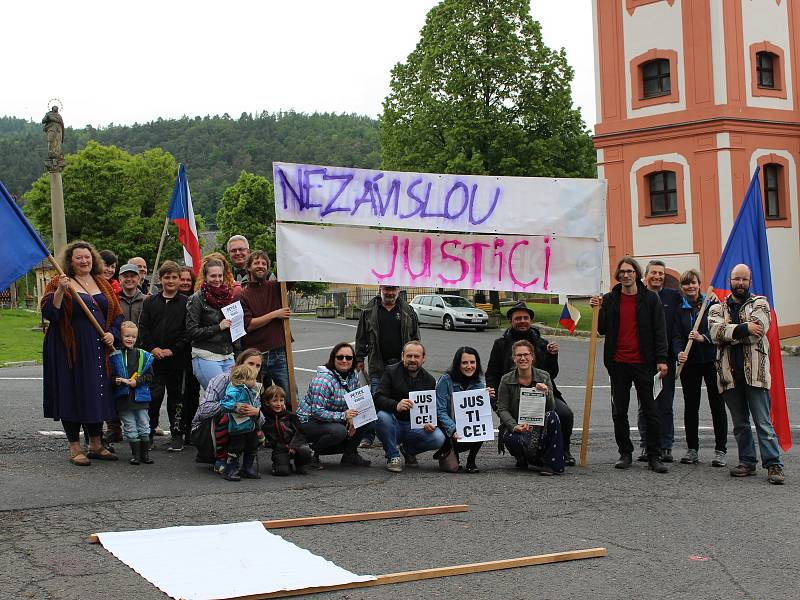 Obec Valeč v Doupovských horách na Karlovarsku má přibližně tři sta obyvatel. Dvacet místních se sešlo u takzvané "valečské knihovničky" a demonstrovali za odstoupení premiéra Babiše a ministryně spravedlnosti Babišové.