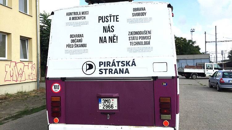 Vězeňský volební autobus Pirátů