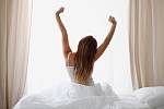 Správné ranní vstávání, které osvěží a dodá energii, je pro ženy nad 50 let důležité.