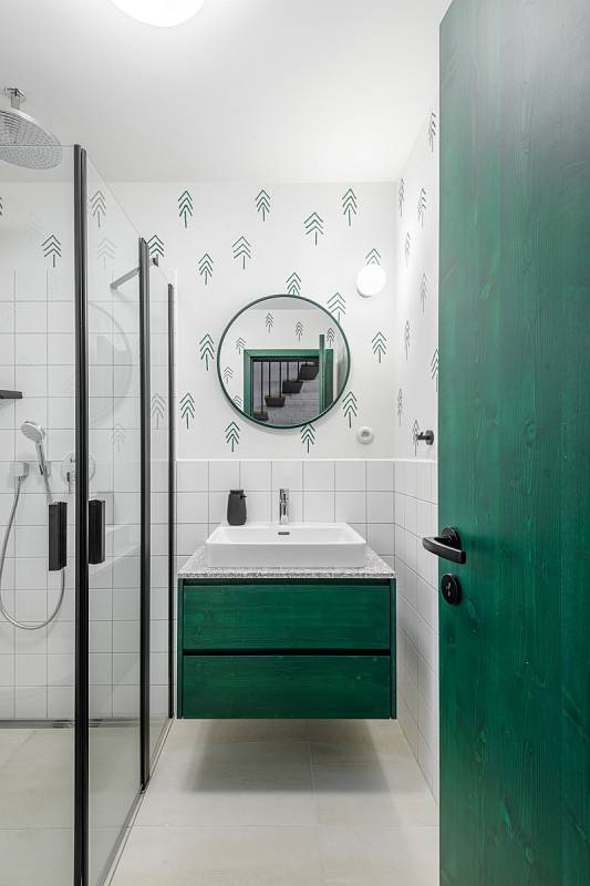 Pro malou koupelnu byla zvolena bílá a zelená.