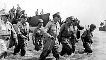Generál Douglas MacArthur při vylodění na Filipínách