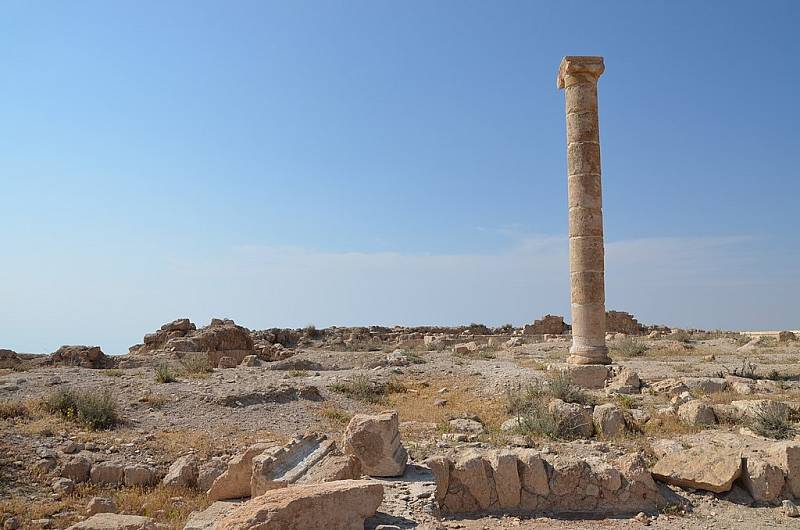 Podle archeologa Gejzy Vöröse se na nádvoří nachází i výklenek, který je zřejmě pozůstatkem Herodova trůnu