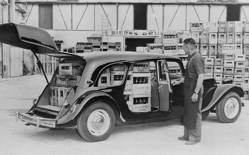 Největší kombi postavil Citroën. Jeho Traction Avant Commerciale  z roku 1938 je více užitkovým vozem, než pravým kombíkem, a vznikl prodloužením klasické tříprostorové karoserie a adopcí nahoru se vyklápějících dveří. Objem je rekordních 3150 litrů.