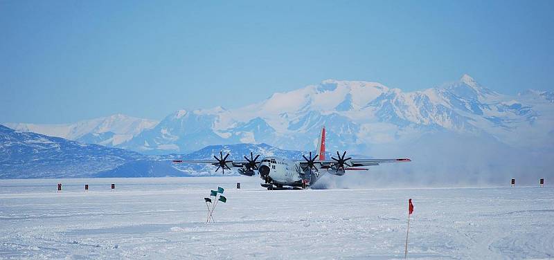 Grónsko stále zůstává značnou měrou odříznuté od světa a spojení s ním zajišťují obří nákladní letouny