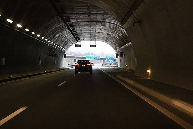 Západní výjezd z tunelu Sierre. Místo, odkud 13. března 2012 zasahovala záchranná služba