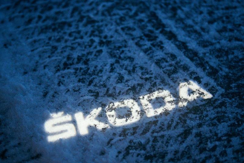 Automobilka Škoda pokořila s plně elektrickým vozem SUV Enyaq RS rekord v nejdelším souvislém driftu na ledě.