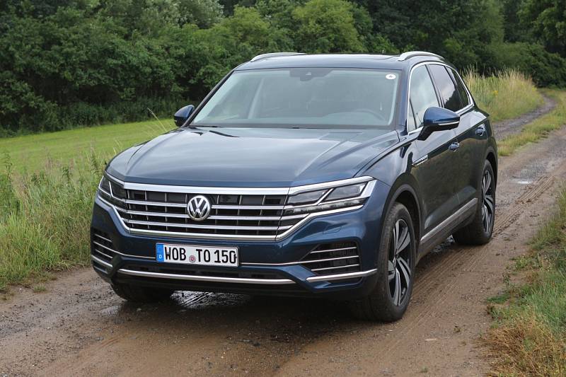 Volkswagen Touareg jsme krátce prověřili i na polní cestě