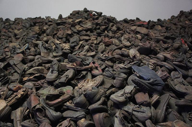 Boty obětí holokaustu v koncentračním táboře Osvětim I