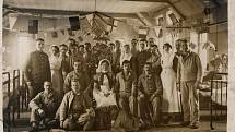 Pacienti a personál 3. obecné nemocnice v britském Sheffieldu slaví v prosinci roku 1916 společně třetí válečné Vánoce