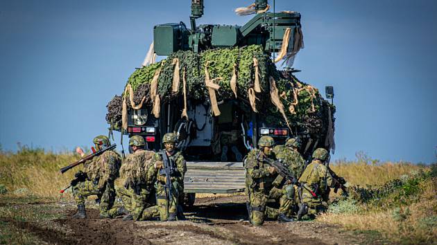 Cvičení mnohonárodního bojového uskupení NATO pod velením České republiky v centru výcviku Lešť na středním Slovensku.