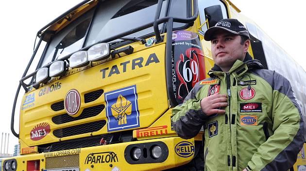 Aleš Loprais před svojí Tatrou, se kterou pojede v Rallye Dakar 2009.