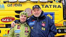 Aleš (vlevo) a Karel Lopraisovi před Tatrou, se kterou Aleš pojede v Rallye Dakar 2009.