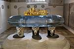 Královna Margrethe II. si nechala vyrobit skleněný sarkofág pro svůj budoucí hrob v kryptě katedrály Roskilde. Podle návrhu předního dánského sochaře Bjoerna Norgaarda sarkofág vytvořili skláři ve Studiu skleněné plastiky Lhotský v Železném Brodě.