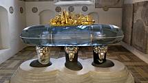 Královna Margrethe II. si nechala vyrobit skleněný sarkofág pro svůj budoucí hrob v kryptě katedrály Roskilde. Podle návrhu předního dánského sochaře Bjoerna Norgaarda sarkofág vytvořili skláři ve Studiu skleněné plastiky Lhotský v Železném Brodě.