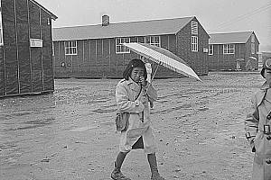 Japonská dívka v jednom z táborů, do kterých Američané v době druhé světové války svezli a uvěznili americké Japonce
