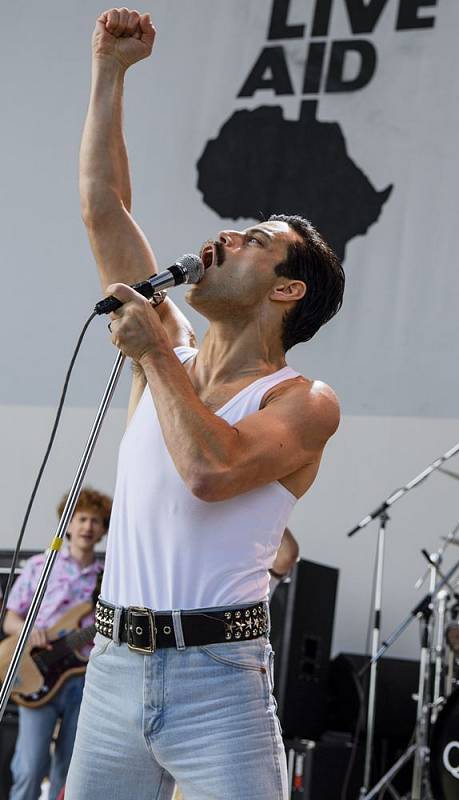 BOHEMIAN RHAPSODY. Snímek mapující život Freddie Mercuryho začíná a končí triumfálním benefičním koncertem pro Afriku Live Aid. Vrátí se ale i na úplné začátky Queen.