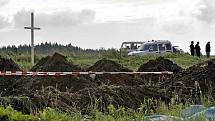 V místě údajného hrobu zavražděných Němců u Dobronína na Jihlavsku byl v noci na středu postaven třímetrový dřevěný kříž. Při archeologickém průzkumu v lokalitě Budínka již byla od pondělí objevena čtyři těla.