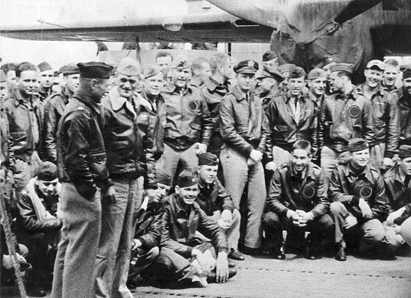 Letci, kteří se účastnili Doolitlova náletu na Tokio, na palubě letadlové lodě USS Hornet. V popředí stojí velitel náletu Jimmy Doolitle v rozhovoru s velitelem USS Hornetu Marcem A. Mitscherem.