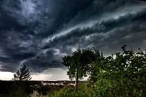 V celé České republice se budou do nedělního večera ojediněle vyskytovat silné bouřky doprovázené větrem, přívalovými srážkami, případně krupobitím