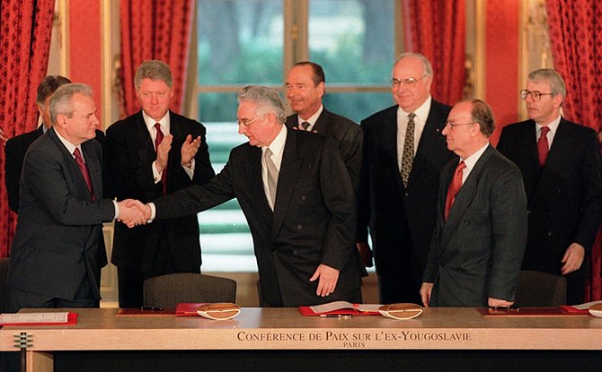 Nezávislost. Válku v Bosně a Hercegovině ukončila dohoda mezi Tudjmanem a Slobodanem Miloševičem v roce 1995