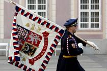 Na nádvoří Pražského hradu hradní stráž nacvičovala přehlídku na páteční inauguraci prezidenta Václava Klause.