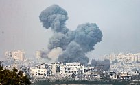 Dým stoupá ze severní části pásma Gazy v důsledku izraelského náletu poblíž hranic s Gazou 28. října 2023