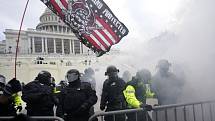 Nepokoje před Kapitolem ve Washingtonu.