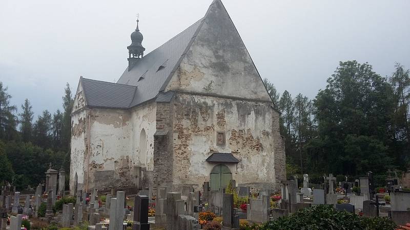 Ponurý kostel ve Velharticích.