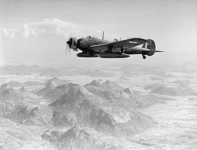 Bombardér RAF Vickers Wellesley během náletu na Keren