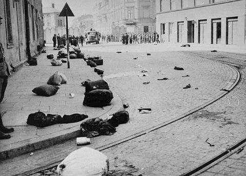Hlavní ulice v Krakově po likvidaci ghetta. Všude zůstaly ležet kufry a věci deportovaných Židů